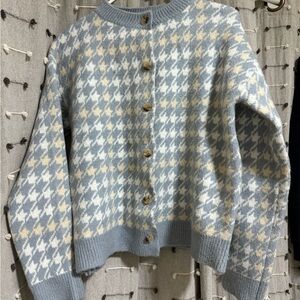 Oak + Fort Women's Blue and Cream Patterned Sweater